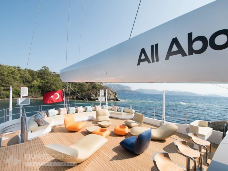 All About U 2, upper deck lounge