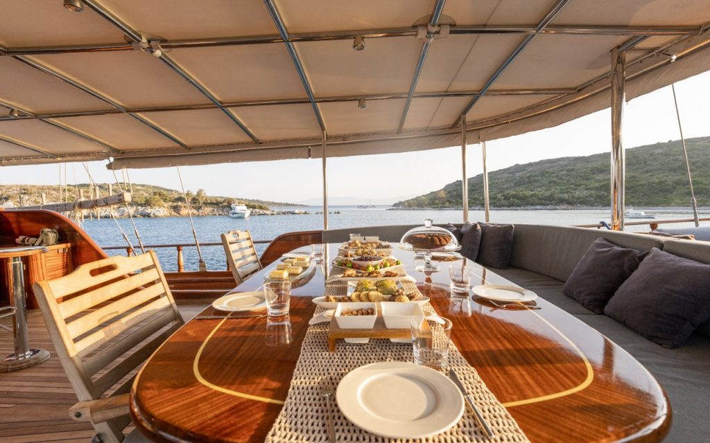 Aft deck dining