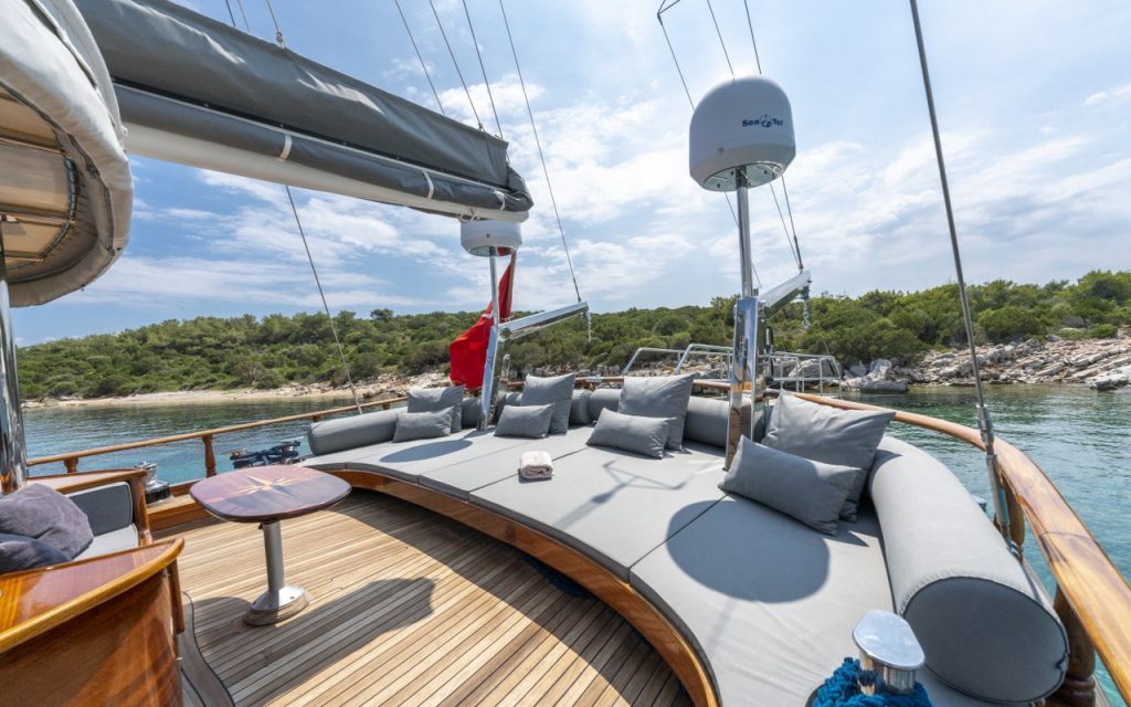 Stern lounge seating