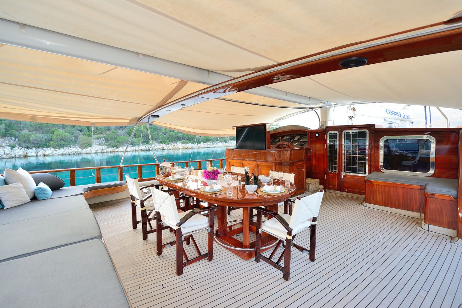 Stern dining table set for lunch