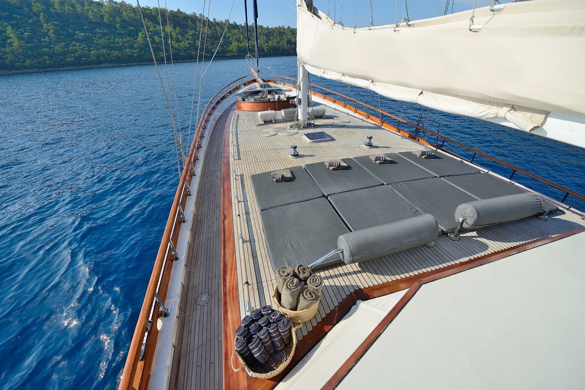 Cobra King, foredeck jacuzzi & sunbathing