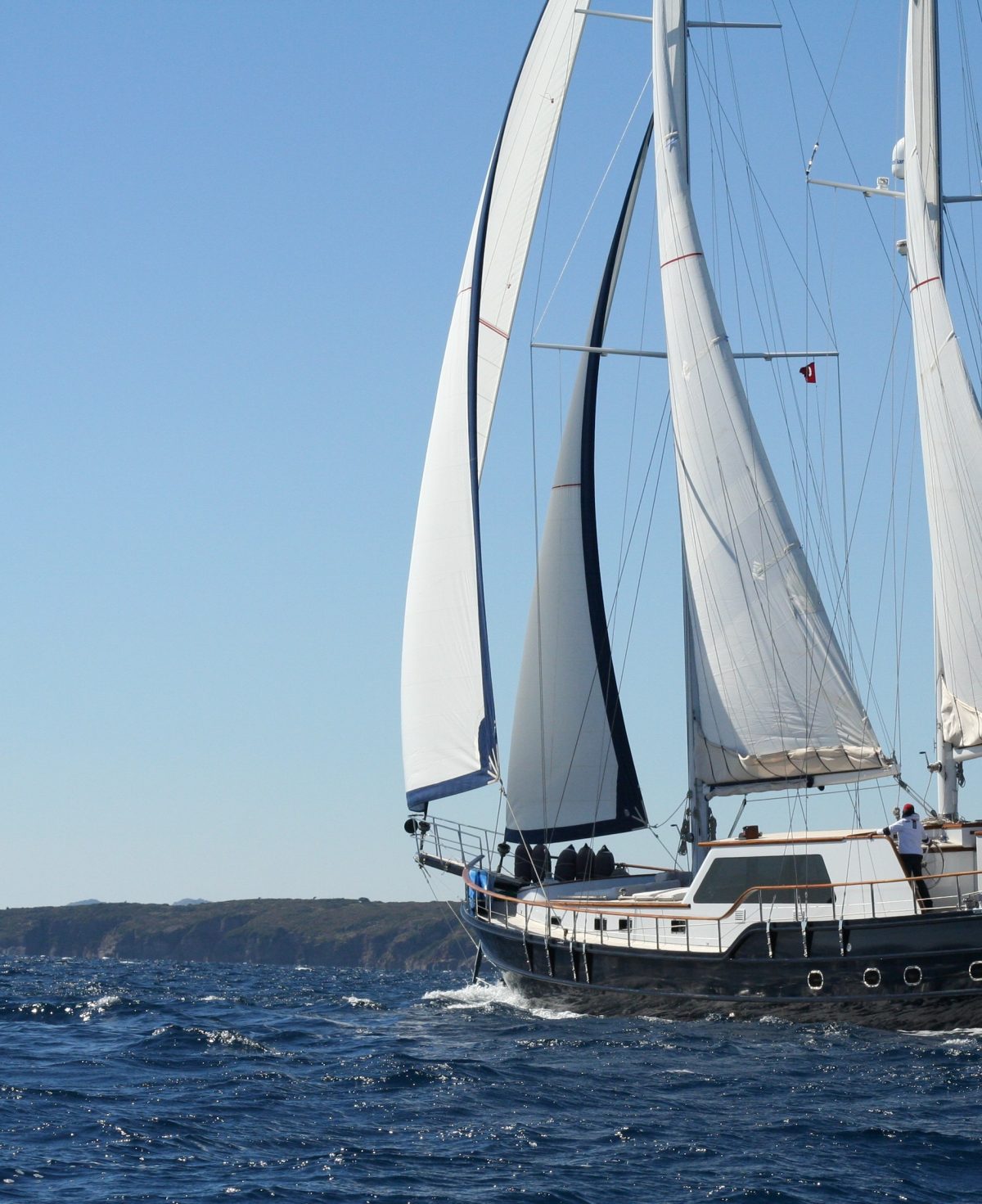 Didi, under sail