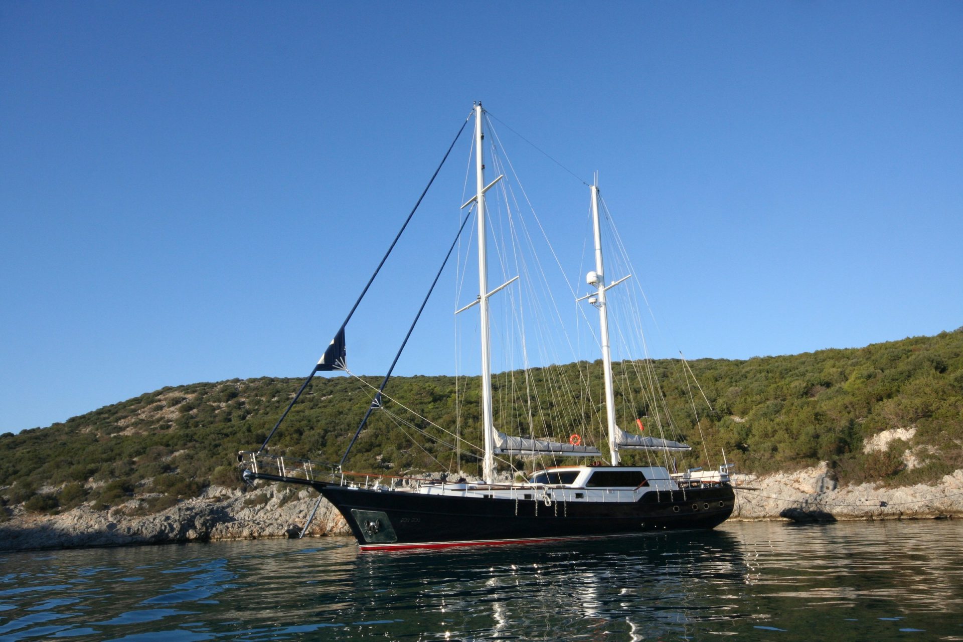 Didi, a black hull under white sail