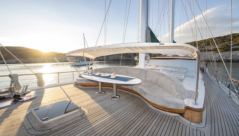 Ecce Navigo, foredeck & water toys