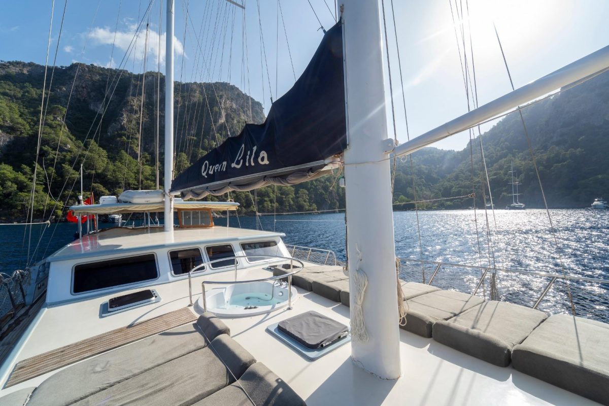 Queen Lila, sun deck and sunbathing