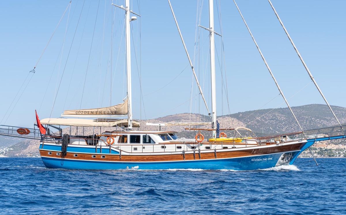 Gozdem The One, at anchor & under way