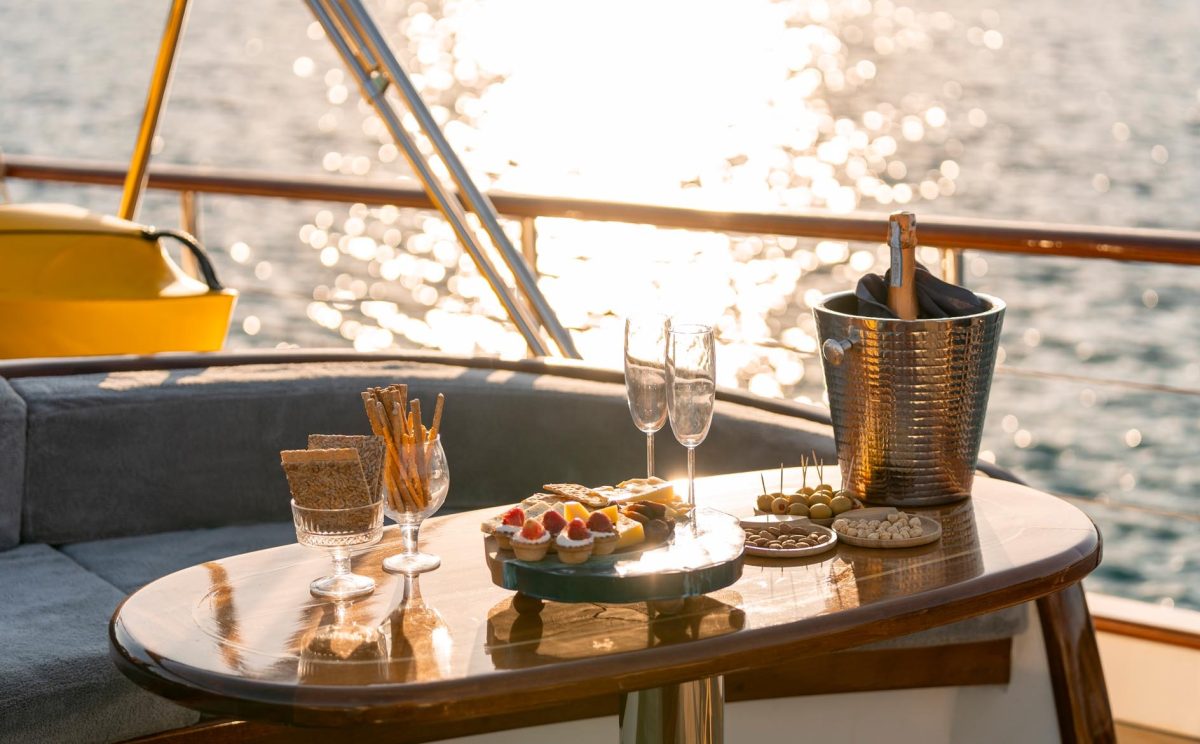 Gozdem The One, aft deck dining & lounge