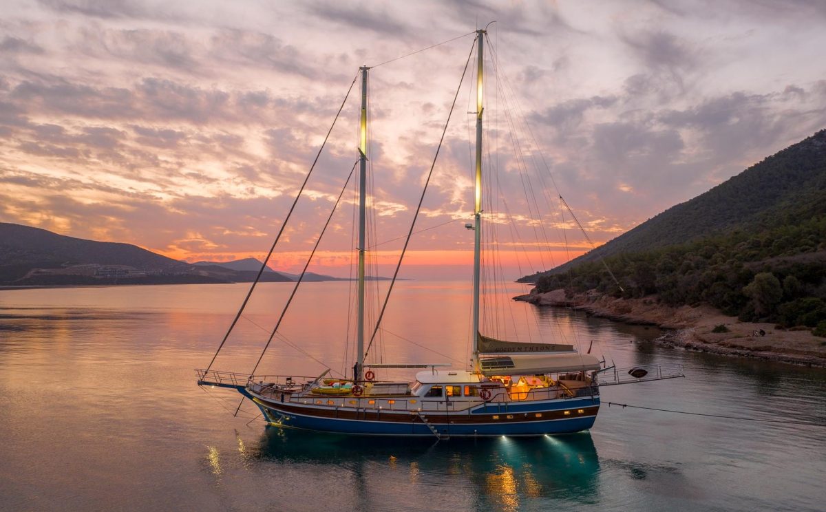 Gozdem The One, under sail