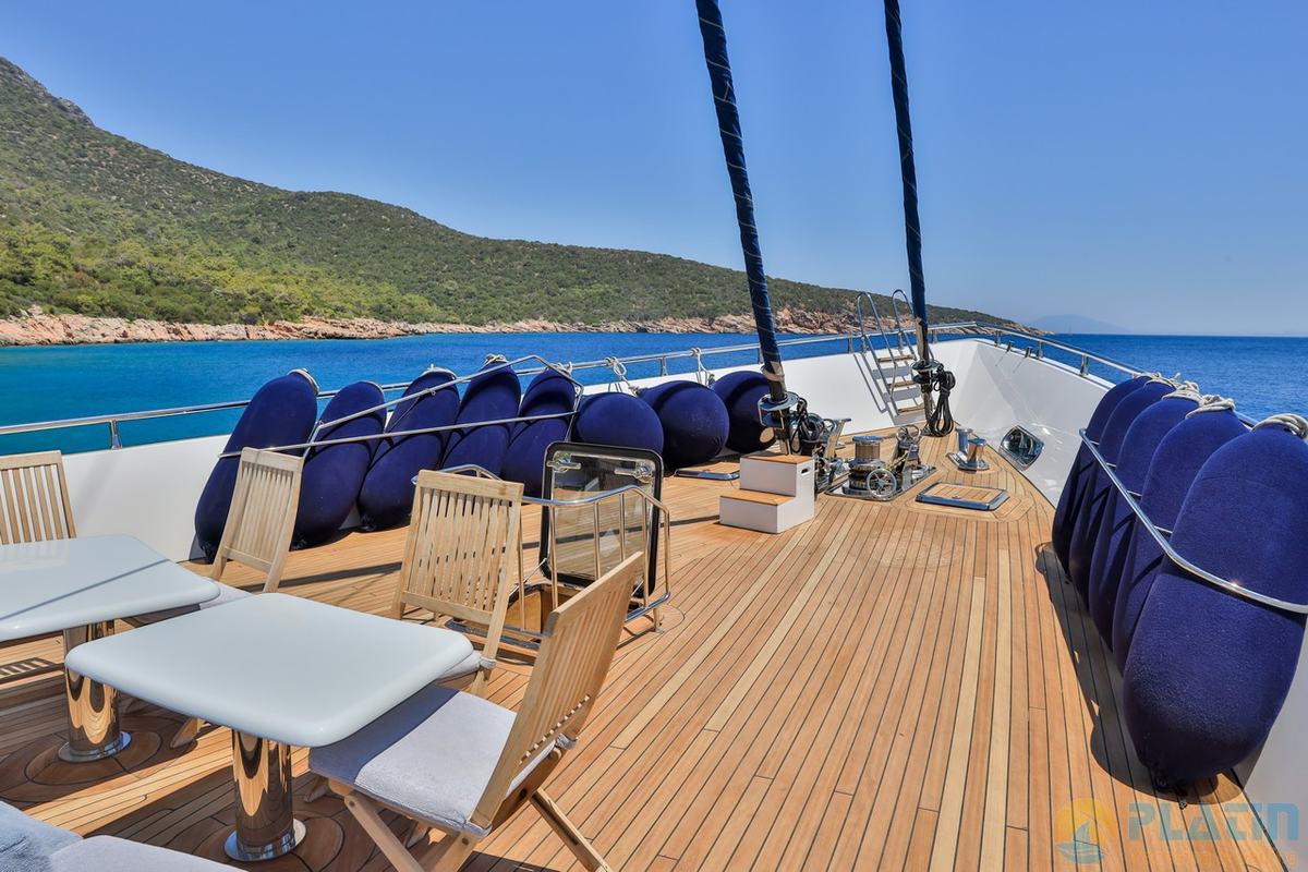 Gul Maria, foredeck