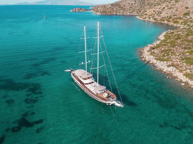 Halcon Del Mar, foredeck jacuzzi & lounge