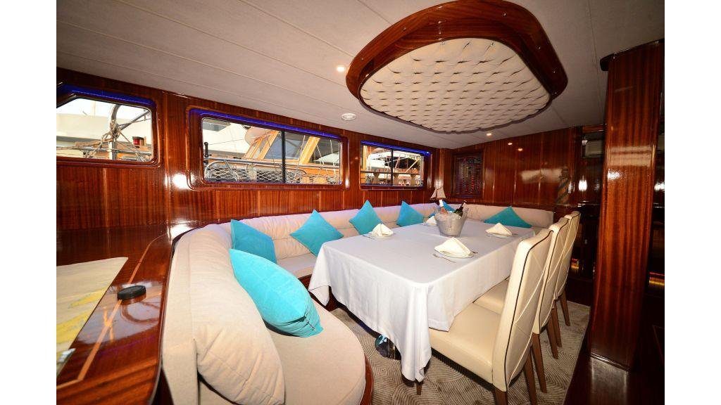 Indoor saloon and lounge