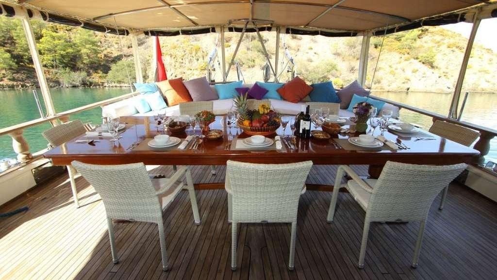 Stern lounge seating