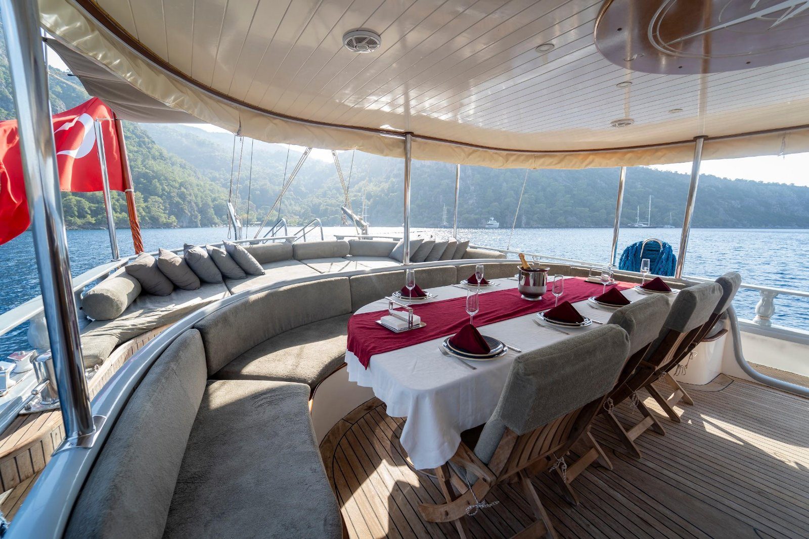 Stern dining table set for lunch