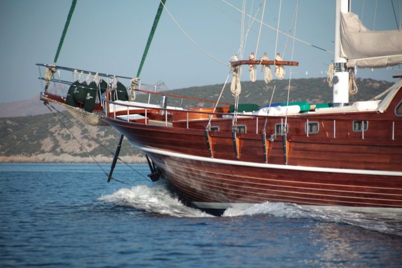 Kaptan Yilmaz III, under sail & at anchor