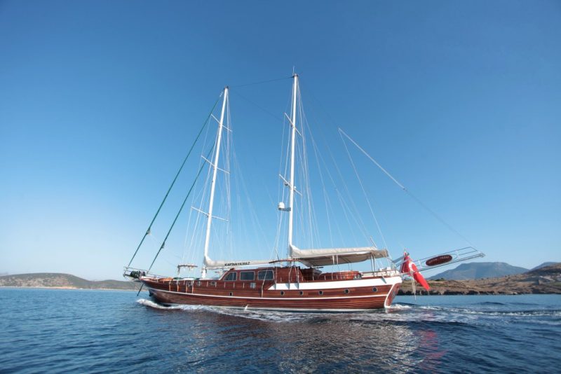 Kaptan Yilmaz III, under sail & at anchor