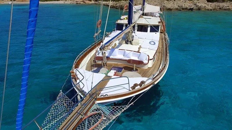Kaya Guneri I, at anchor