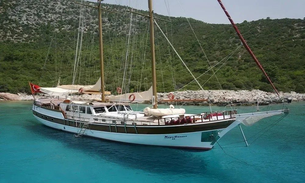 Kaya Guneri II at anchor