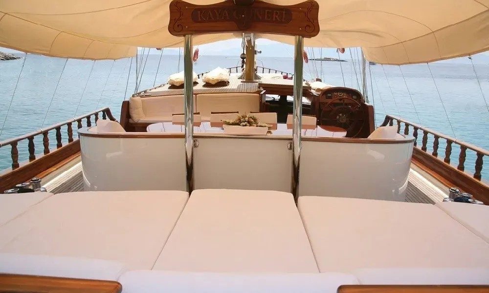 Stern dining table set for lunch