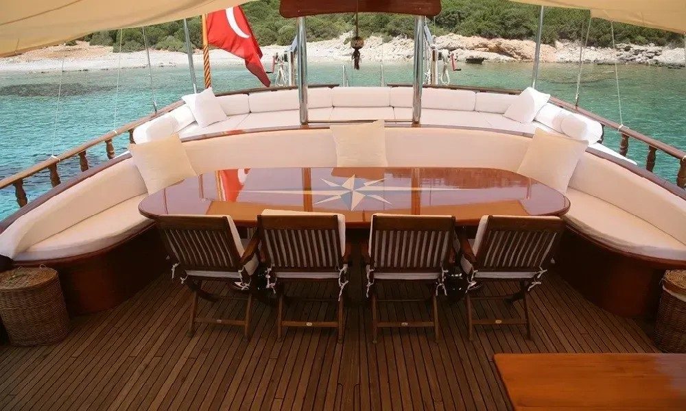 Aft deck dining