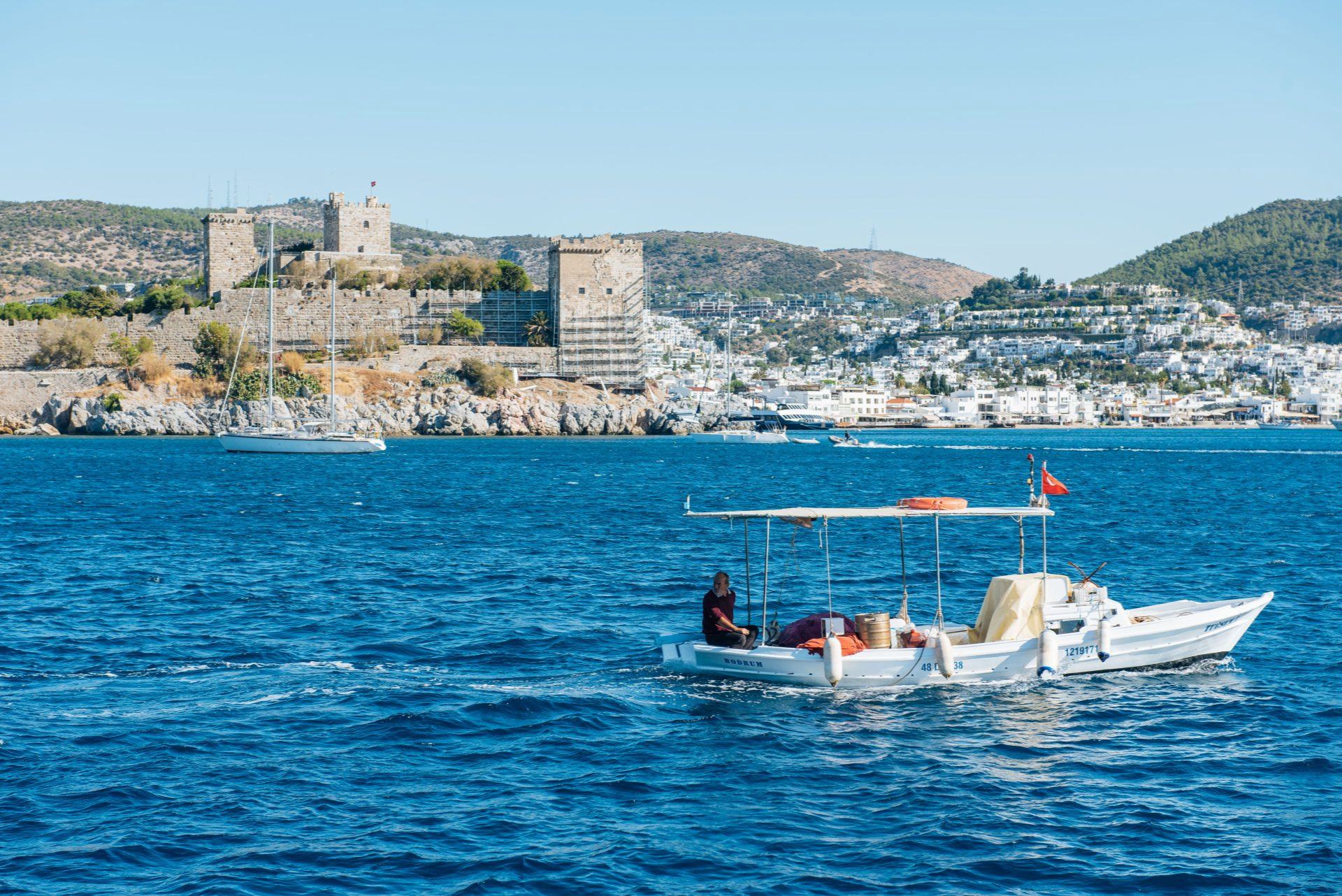Limana girerken denizden görünen Bodrum kalesi