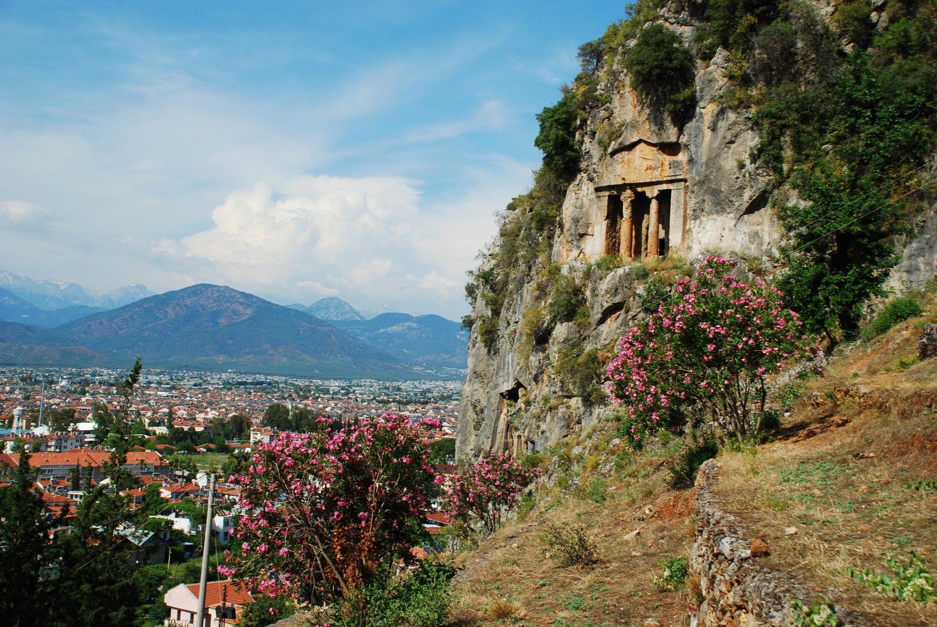 Fethiye'nin üstündeki kayalığa oyulmuş Likya kaya mezarları