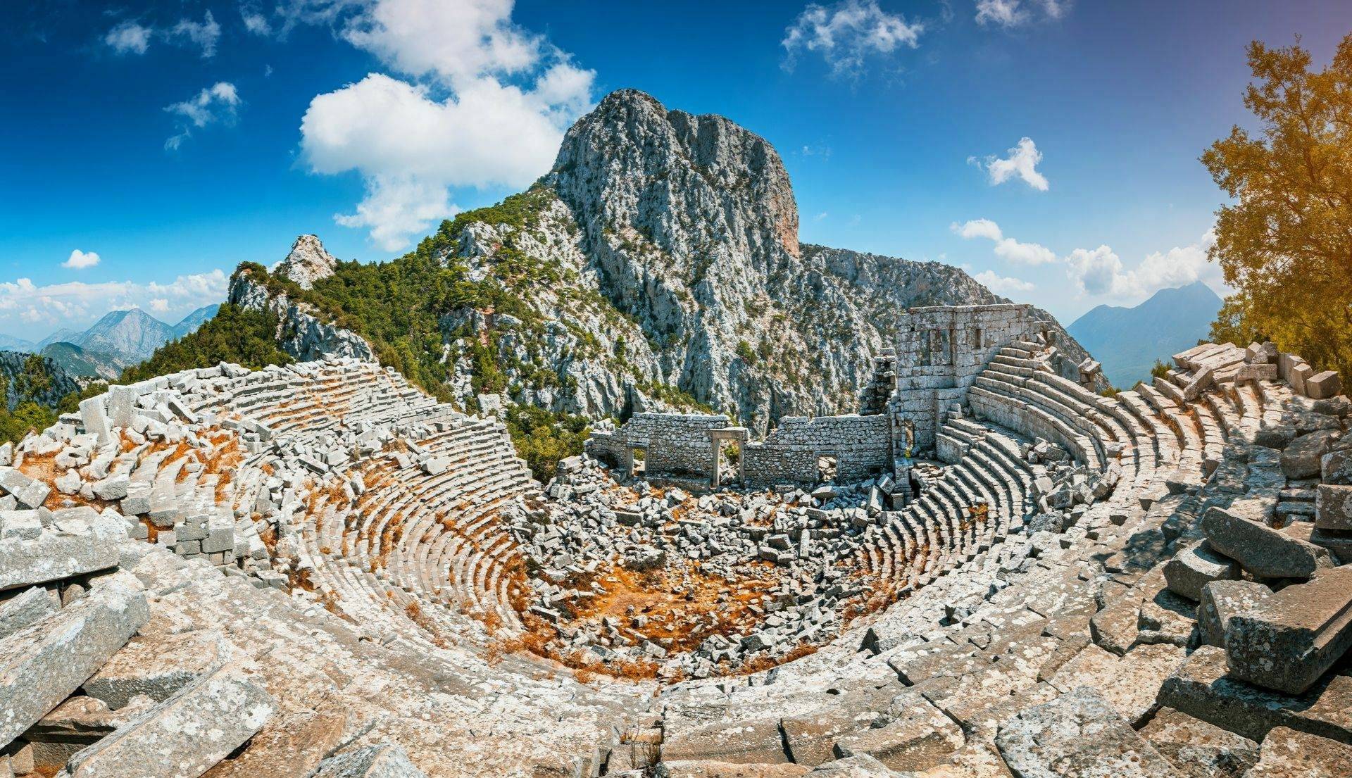 Termessos'un çam ormanının üstünde, dağ yamacına oyulmuş tiyatrosu